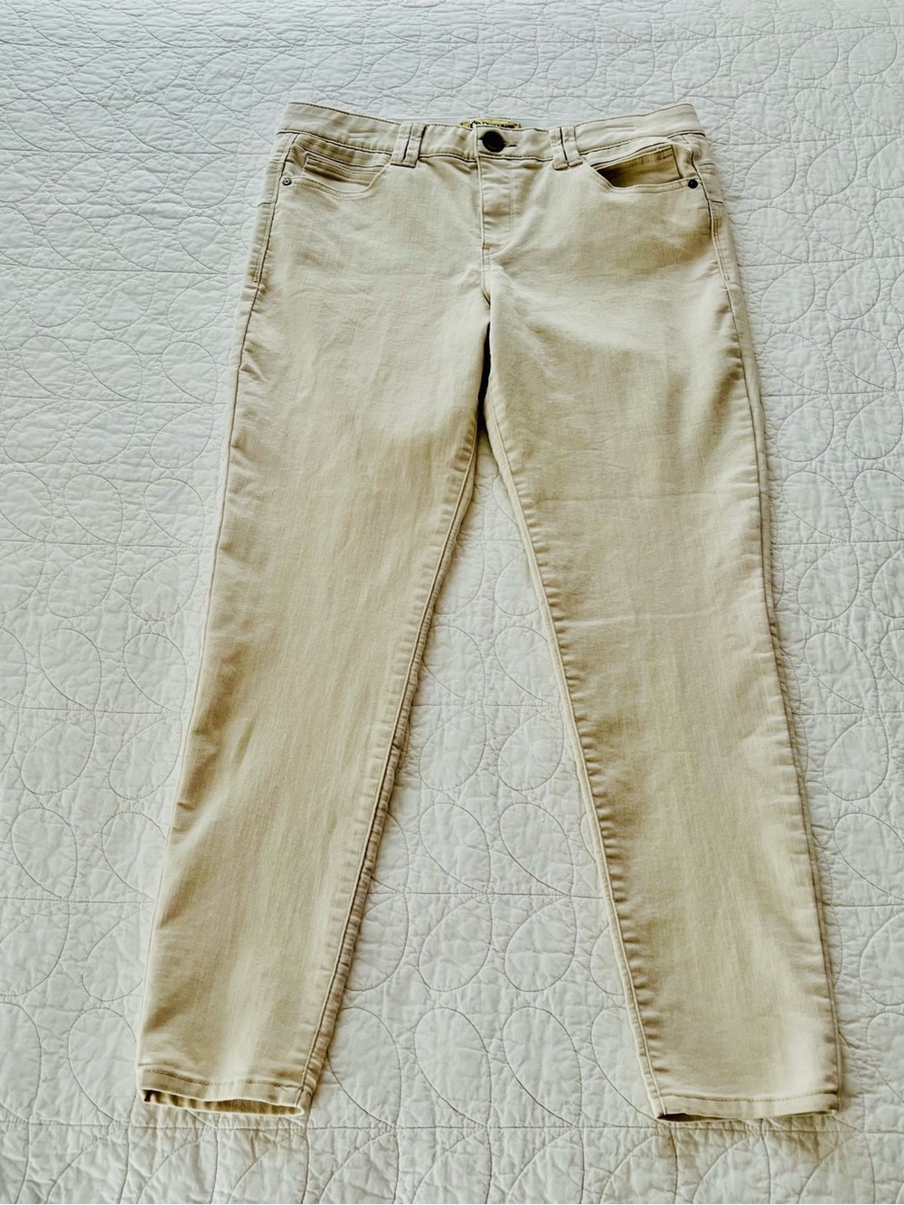 Democracy “Ab” Technology Cream Denim Ankle Jeans Modern Classic Preppy Summer